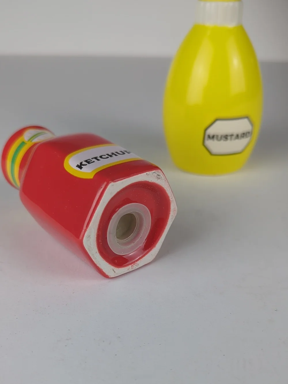 Salt & Pepper Ceramic Shakers Ketchup & Mustard Retro Look